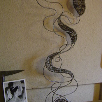 Skulptur mit dem Titel ""énergie"" von Nadine Trescartes (fildefériste), Original-Kunstwerk, Metalle