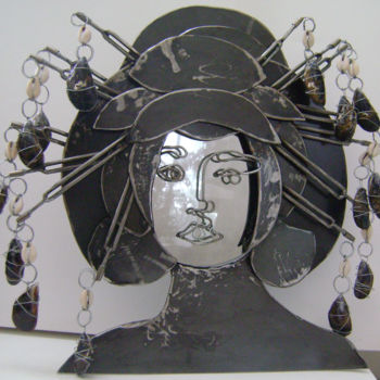 Sculpture titled "geisha-aux-moules" by Nadine Trescartes (fildefériste), Original Artwork, Metals