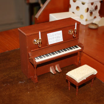 Sculpture intitulée "Piano droit miniatu…" par Nadine Wandel, Œuvre d'art originale, Bois