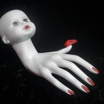 Scultura intitolato "La main nue" da Nancy Cardinal, Opera d'arte originale, Plastica