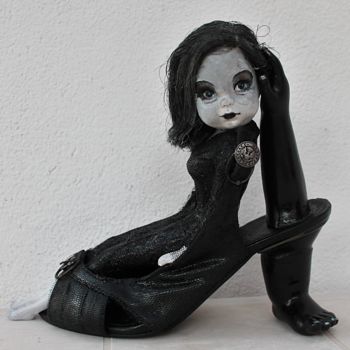 Escultura titulada "The Addams family s…" por Nancy Cardinal, Obra de arte original, Plástico