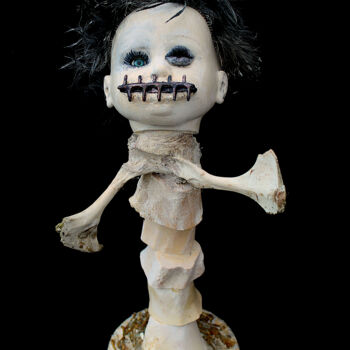Скульптура под названием "M(os)tus bouche cou…" - Nancy Cardinal, Подлинное произведение искусства, кость