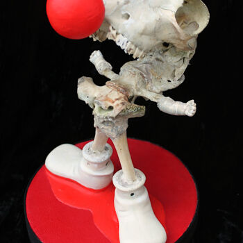 Skulptur mit dem Titel "Mickey M'Os" von Nancy Cardinal, Original-Kunstwerk, Knochen