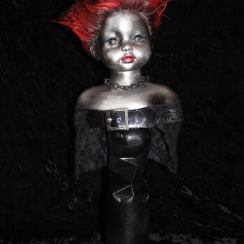 Sculpture titled "Punk embouteillée" by Nancy Cardinal, Original Artwork, Plastic