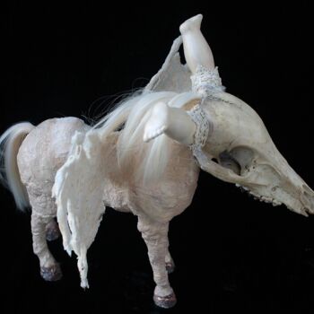 Sculpture intitulée "Cheval ailé à "corn…" par Nancy Cardinal, Œuvre d'art originale, Plastique