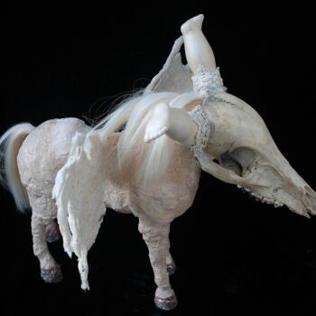 Skulptur mit dem Titel "Cheval ailé à "corn…" von Nancy Cardinal, Original-Kunstwerk, Kunststoff