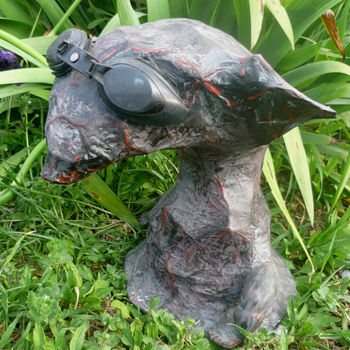 Skulptur mit dem Titel "Vilain gobelin" von Nancy Cardinal, Original-Kunstwerk, Papier maché