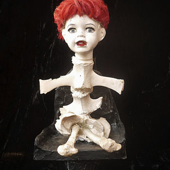 Skulptur mit dem Titel "Petite poupée d'os" von Nancy Cardinal, Original-Kunstwerk, Gemischte Medien