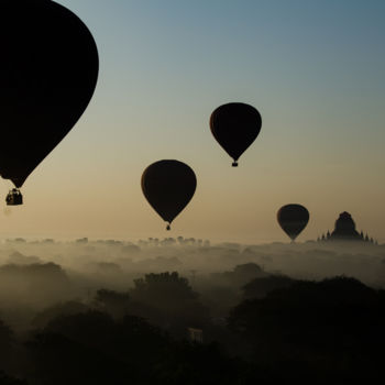 Photographie intitulée "Balloons over Bagan" par Nancy Axelrod, Œuvre d'art originale, Photographie numérique