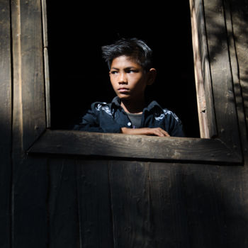 Photographie intitulée "Boy in Window" par Nancy Axelrod, Œuvre d'art originale, Photographie numérique