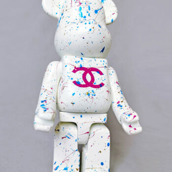 Sculpture intitulée "Chanel Bear 400 whi…" par Na$H, Œuvre d'art originale, Bombe aérosol