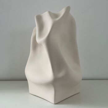 Skulptur mit dem Titel "Out of myself" von Natalia Valter, Original-Kunstwerk, Keramik