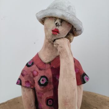 Rzeźba zatytułowany „Dame au chapeau” autorstwa Nathalie Guet Desch, Oryginalna praca, Terakota