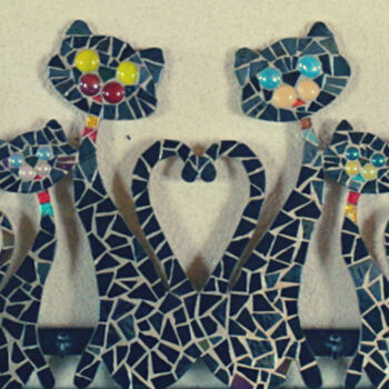 Scultura intitolato "Famille chats" da Nathalie Jarrige, Opera d'arte originale, Mosaico