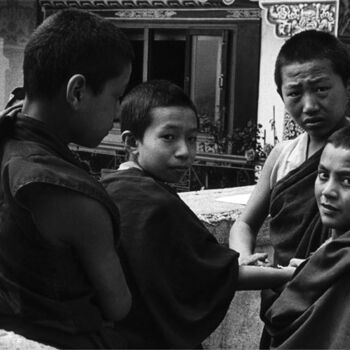 Photographie intitulée "Enfance tibétaine e…" par Nathalie Simon, Œuvre d'art originale, Photographie argentique Monté sur C…