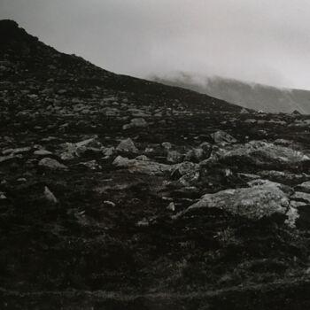 Fotografia intitulada "Burren" por Nathalie Simon, Obras de arte originais, Fotografia de filme Montado em Cartão