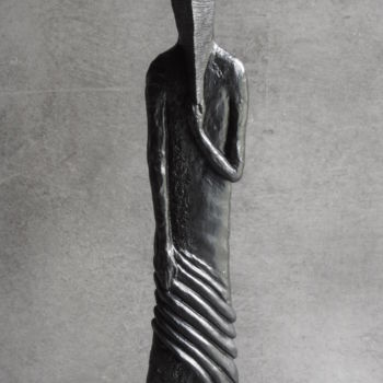 「Prêtre Sumérien」というタイトルの彫刻 Nathalie Villate-Lafontaineによって, オリジナルのアートワーク, 粘土