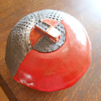 Scultura intitolato "boite raku rouge" da Nathalie Watrin, Opera d'arte originale