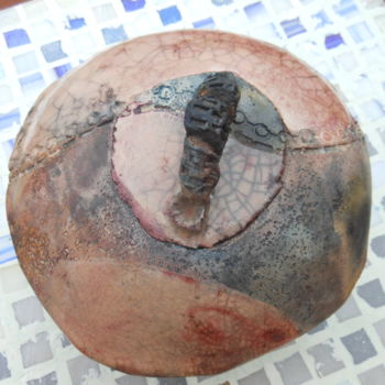 Skulptur mit dem Titel "petite boite ronde…" von Nathalie Watrin, Original-Kunstwerk, Terra cotta