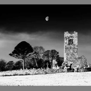 Фотография под названием "Moon Over Slane" - Neier, Подлинное произведение искусства, Цифровая фотография