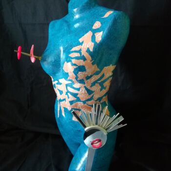 Sculpture titled "Amazone armée" by Nelly Sanchez, Original Artwork, Plastic