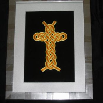 Artisanat intitulée "croix celtique" par Nelly Donval, Œuvre d'art originale