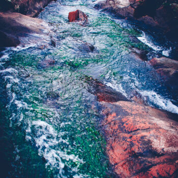Photographie intitulée "Cascada entre rocas" par Nicolas Giannatasio, Œuvre d'art originale, Photographie numérique