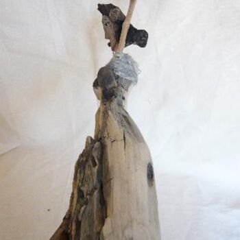 Skulptur mit dem Titel "dame bras en l'air" von Nicole Agoutin, Original-Kunstwerk