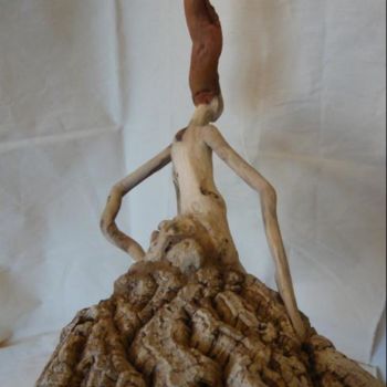 Escultura intitulada "dame résolue" por Nicole Agoutin, Obras de arte originais