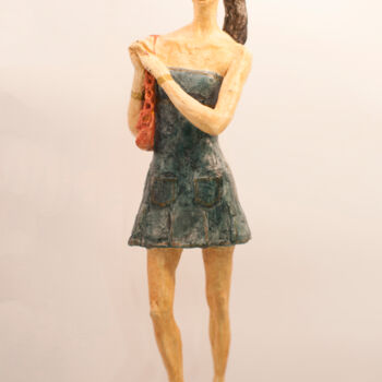 Skulptur mit dem Titel "The townswoman" von Veronika Bernard, Original-Kunstwerk, Gips