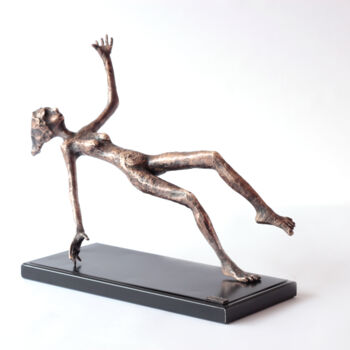 Sculpture intitulée "Struggling along" par Nilufer Satana, Œuvre d'art originale, Bronze