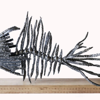 Escultura titulada "Fish" por Nilufer Satana, Obra de arte original, Metales