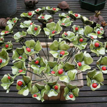 Sculptuur getiteld "Geluksklaver met li…" door Martin Langezaal, Origineel Kunstwerk, Keramiek