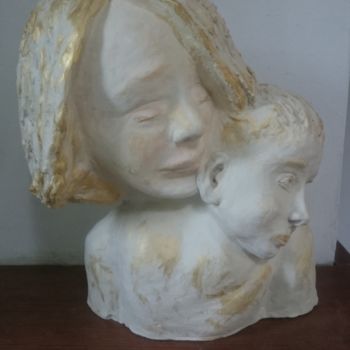 Sculpture intitulée "Jeune maman portant…" par Chrysanthou, Œuvre d'art originale