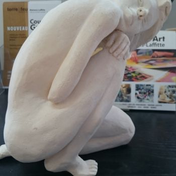 Skulptur mit dem Titel "Nue accroupie" von Chrysanthou, Original-Kunstwerk