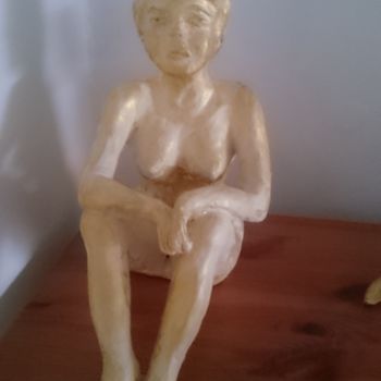 Escultura intitulada "Femme assise" por Chrysanthou, Obras de arte originais, Argila
