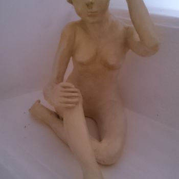 Sculpture intitulée "Dame devant son mir…" par Chrysanthou, Œuvre d'art originale, Argile