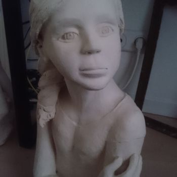 「Buste de jeune fill…」というタイトルの彫刻 Chrysanthouによって, オリジナルのアートワーク, 粘土