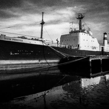 Fotografie mit dem Titel "codfish ship I" von Walkingsea, Original-Kunstwerk