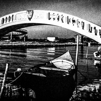 Fotografia intitolato "arc bridge" da Walkingsea, Opera d'arte originale