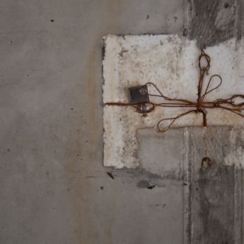 Photographie intitulée "Concrete Key" par Nunurs, Œuvre d'art originale, Photographie numérique Monté sur Carton