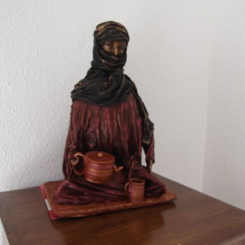 Скульптура под названием "Le thé du désert" - Odette Carre (Etchevers M-J), Подлинное произведение искусства, Полимерная гли…