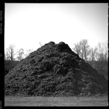 Photographie intitulée "C/N 50  tas de mulch" par Oeildepierre, Œuvre d'art originale