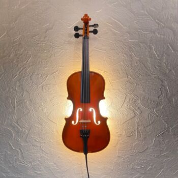 Escultura intitulada "Violin lamp" por Oleg Degtyarenko, Obras de arte originais, Madeira