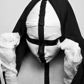 Fotografia intitulada "Nun" por Olga Volodina, Obras de arte originais, Fotografia Manipulada