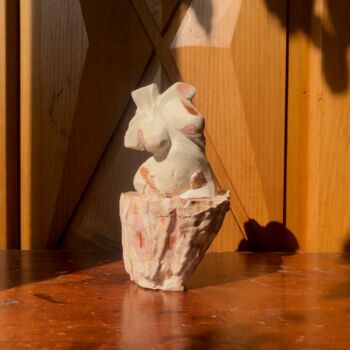 Скульптура под названием "Gerbera. Parure" - Olivier Poulin, Подлинное произведение искусства, Глина