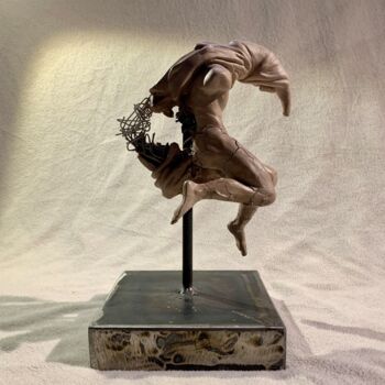 Скульптура под названием "Décrocheur de Lune" - Olivier Poulin, Подлинное произведение искусства, Глина