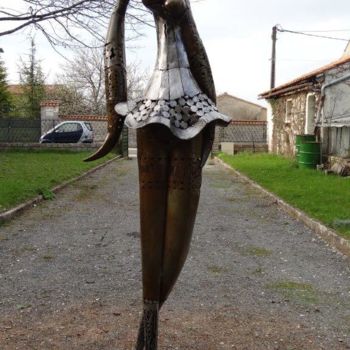 Skulptur mit dem Titel "Carmencita" von Olivier Martin, Original-Kunstwerk, Metalle