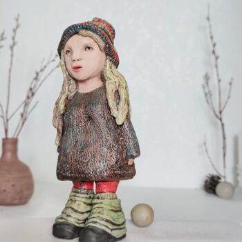 Скульптура под названием "Figurine girl" - Оля Волина, Подлинное произведение искусства, Глина