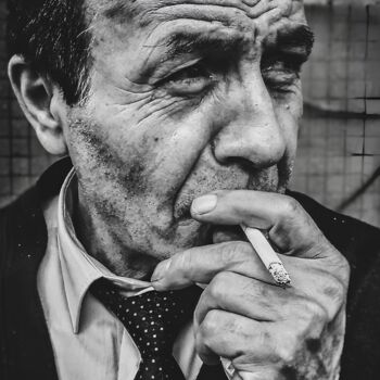 Fotografia intitolato "Man With Cigarette" da Ömer Erdoğan, Opera d'arte originale, Fotografia digitale